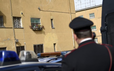 Vetri infranti su almeno tre auto parcheggiate a Costanzana