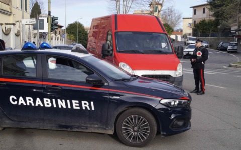 Ai domiciliari, tenta un furto e aggredisce i carabinieri