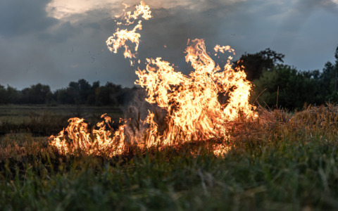 Incendi in Valsesia, fiamme minacciano baite e abitati