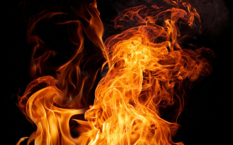 Incendio in un alloggio a Crescentino, due persone in salvo