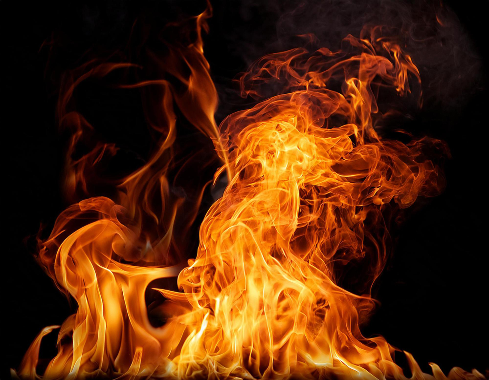 Incendio in un alloggio a Crescentino, due persone in salvo