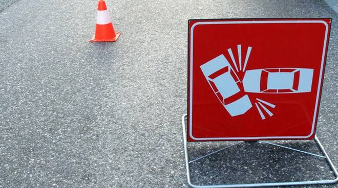 Scontro tra furgone e auto, muore il conducente