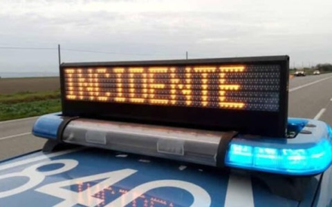 Tre auto coinvolte in uno scontro a Vercelli: un ferito grave