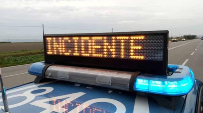 Tre auto coinvolte in uno scontro a Vercelli: un ferito grave