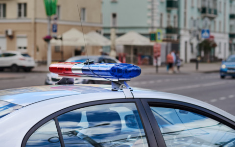 Giovane vandalizza auto in sosta in via Duomo