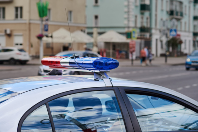 Giovane vandalizza auto in sosta in via Duomo