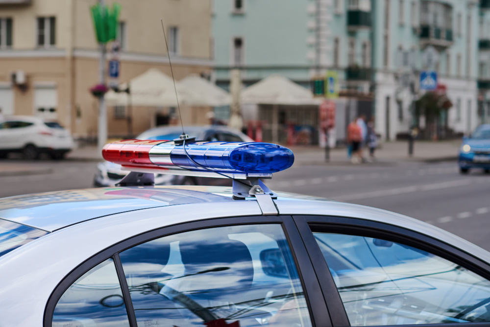 Giovane vandalizza auto in sosta in via Duomo