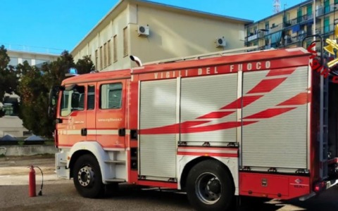 Cornicione pericolante, intervento dei Vigili del Fuoco a Borgosesia