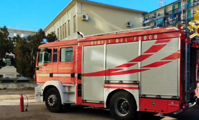 Cornicione pericolante, intervento dei Vigili del Fuoco a Borgosesia