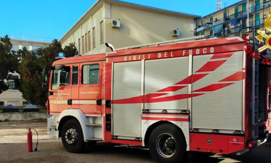 Cornicione pericolante, intervento dei Vigili del Fuoco a Borgosesia