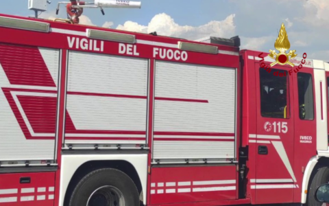 Fiamme in un container a Caresanablot