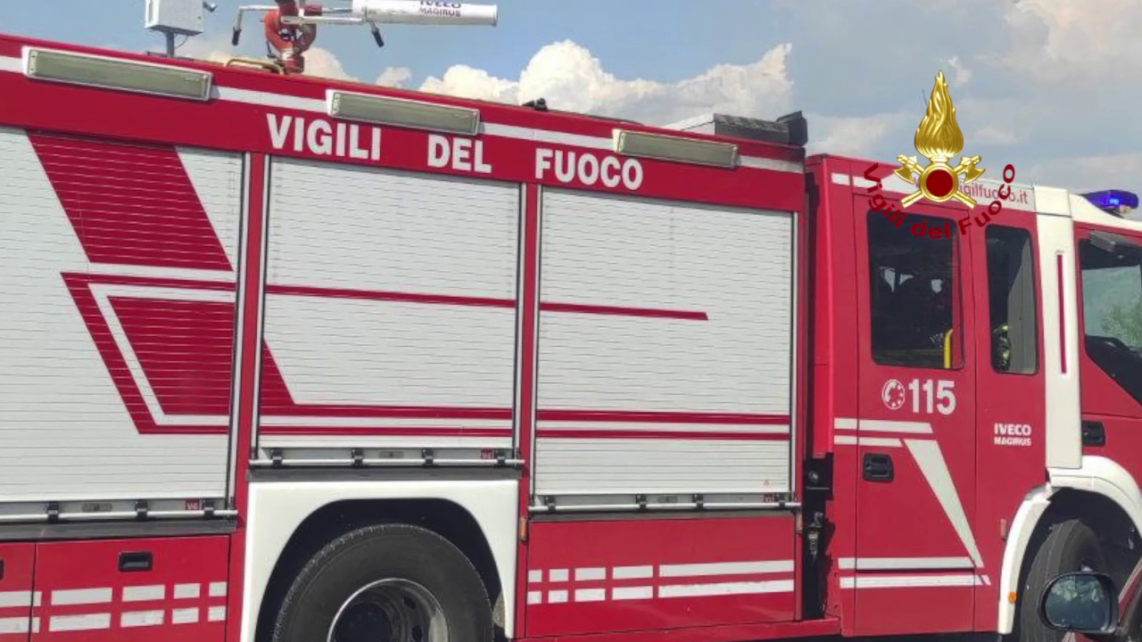Fiamme in un container a Caresanablot