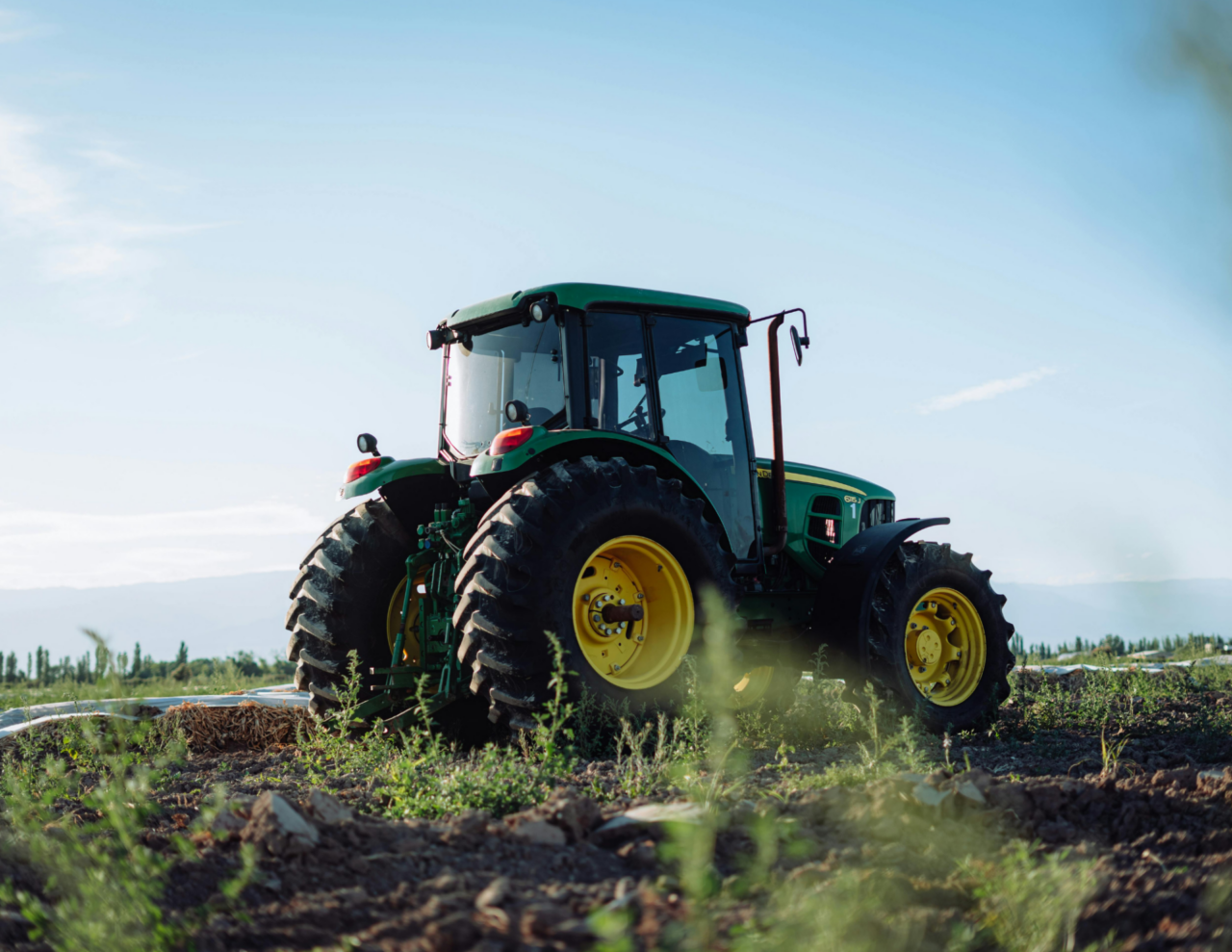 Scontro con un mezzo agricolo, muore a 61 anni