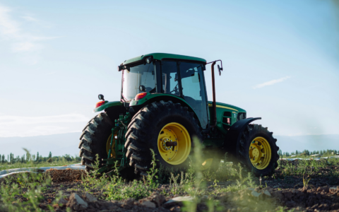 Scontro con un mezzo agricolo, muore a 61 anni