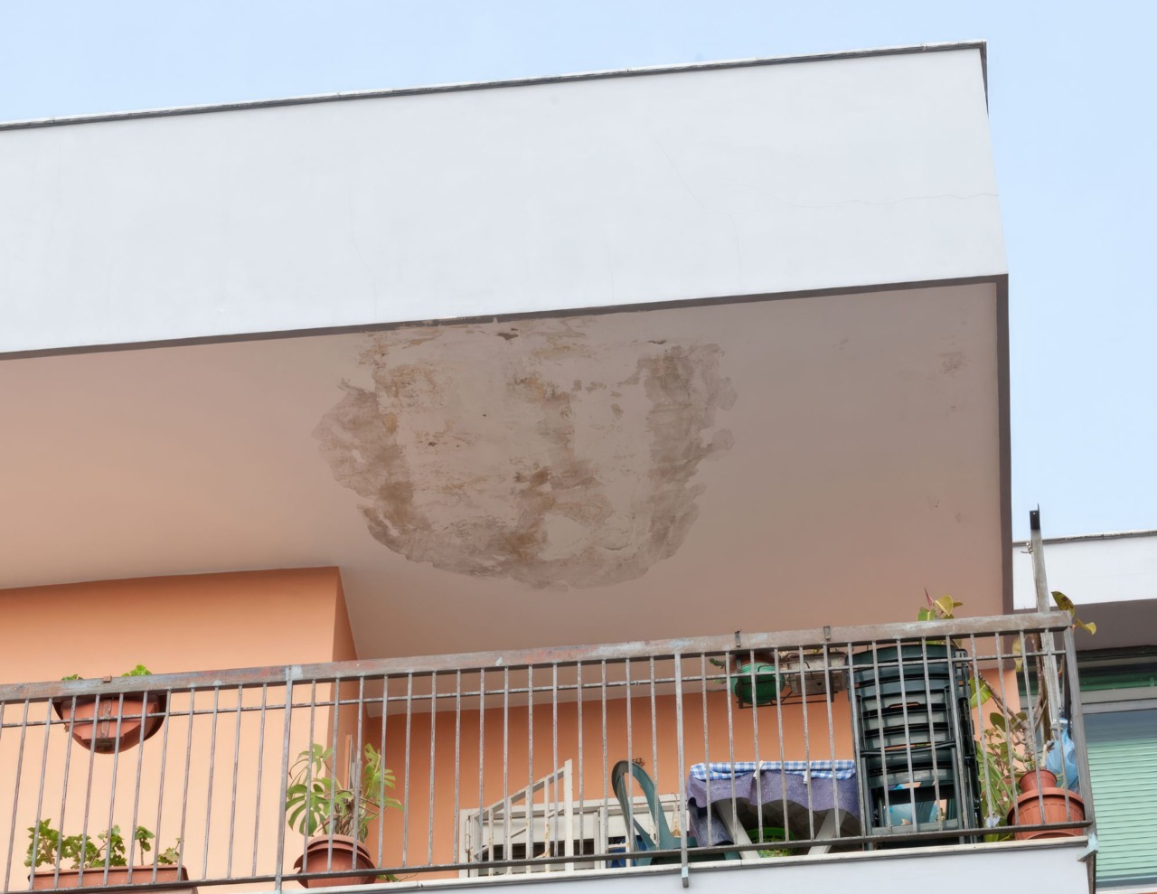 Case popolari a Vercelli, infiltrazioni e umidità nelle abitazioni