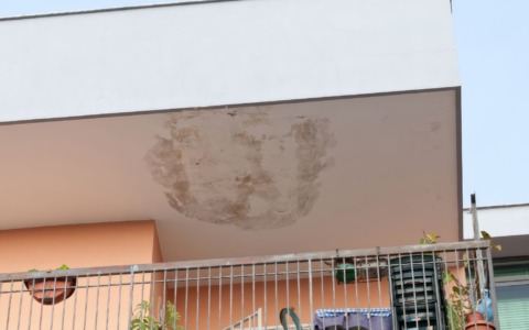 Case popolari a Vercelli, infiltrazioni e umidità nelle abitazioni